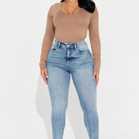 Contour Beauty Sculpting Stretch Skinny Jeans - Light Wash
