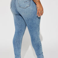 Contour Beauty Sculpting Stretch Skinny Jeans - Light Wash