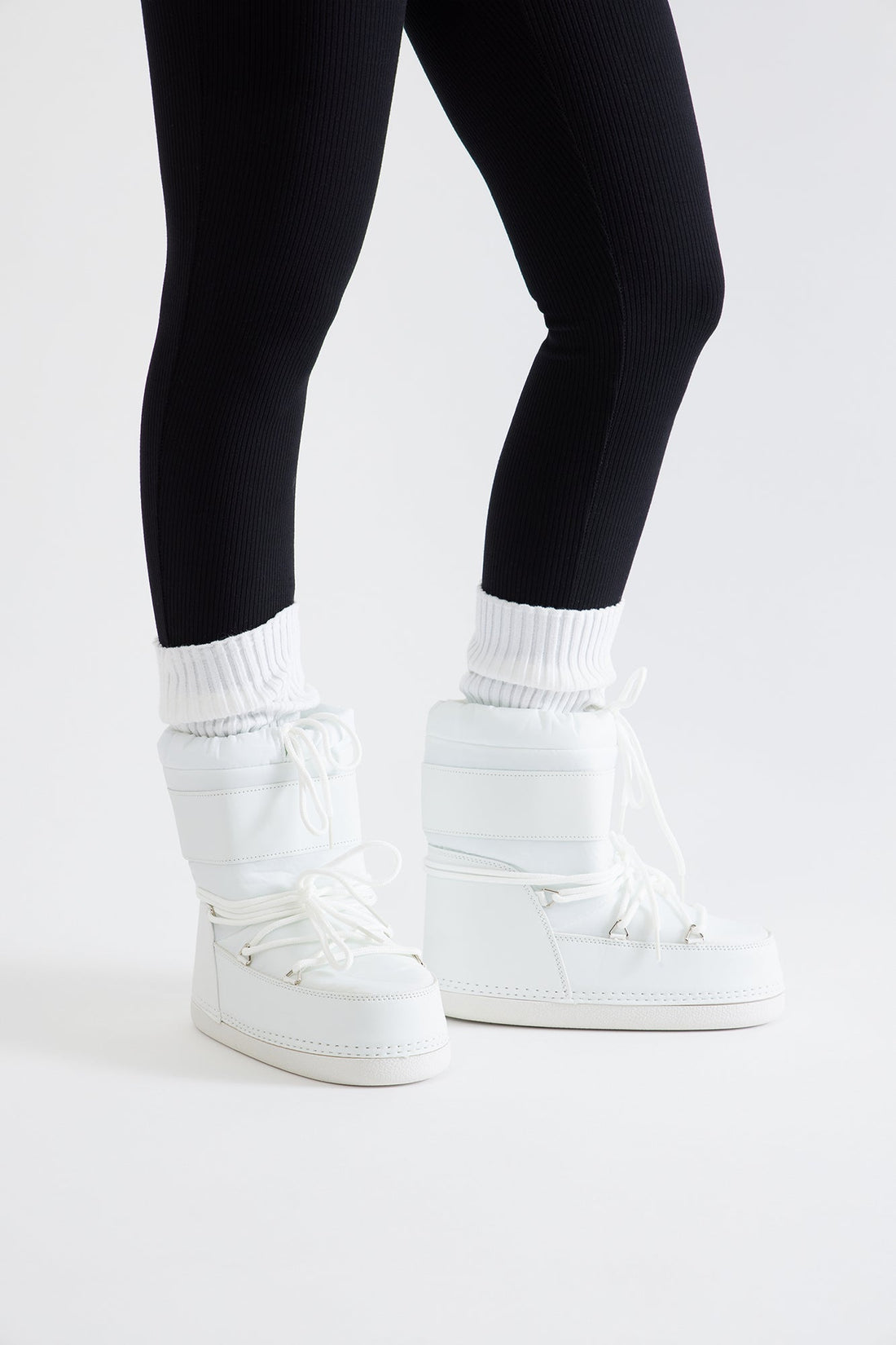 Arrowhead Flat Snow Boots - White